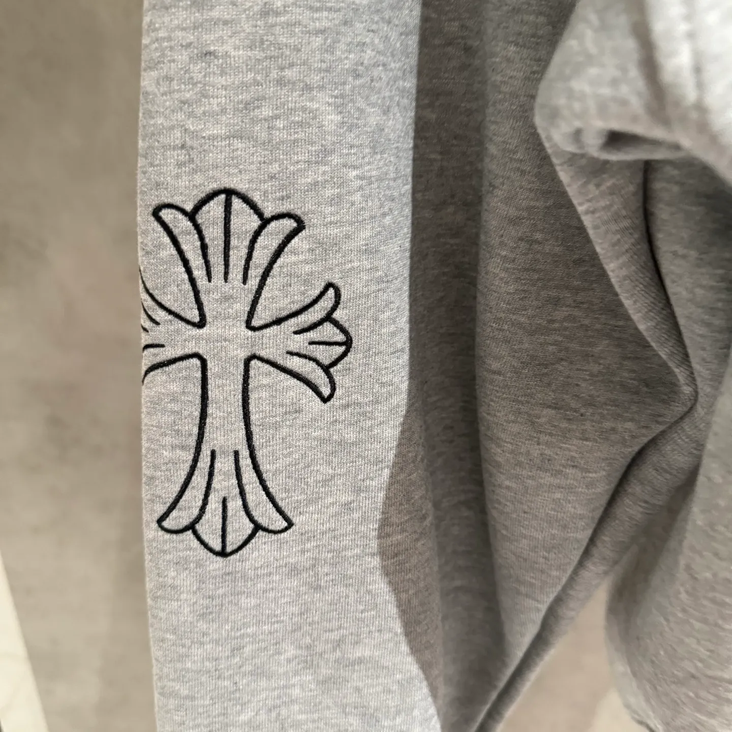 🅿️390 [Strict quality control] CH Croixin's new long-sleeved hooded sweatshirt. The fabric is made of heavy 480g double yarn fabric. The whole garment is washed. The front and rear panels are laser-burned. The ready-to-wear wash is loose. The fabric is stiff and stylish. It does not deform or shrink. Color: black, white, floral gray. Size: M-2xl